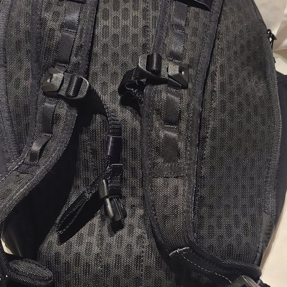 NWOT Lululemon far and free backpack  sz 13L - Picture 11 of 11